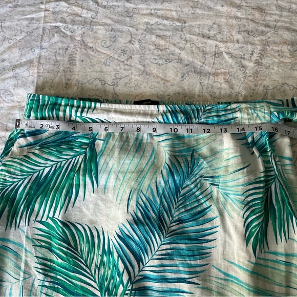 Tahari Green Knee-Length Pencil Skirt with Slit - Picture 5 of 12